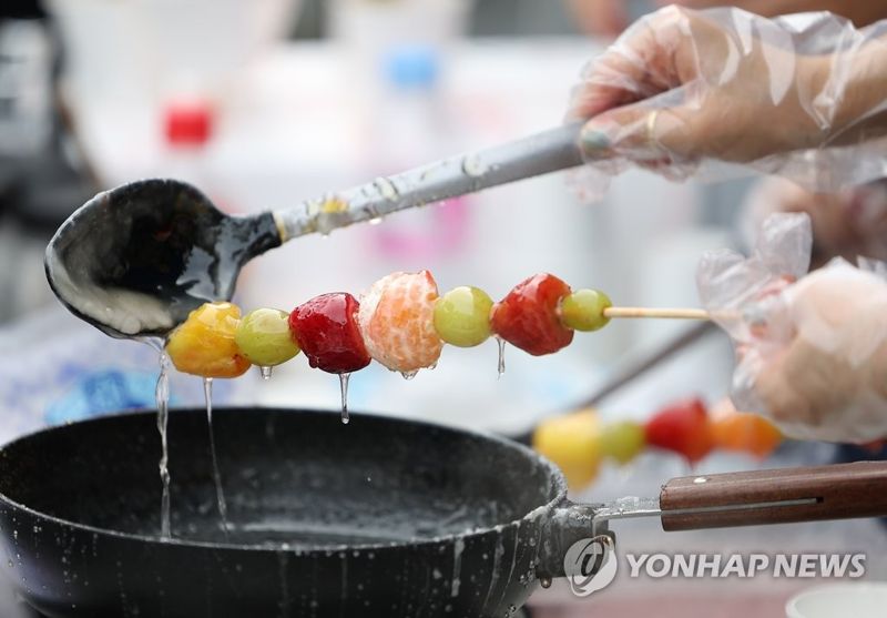 "9개월 만에 유행 끝나, 하루 10개도 안 팔려" 탕후루 가게 사장 '한숨'