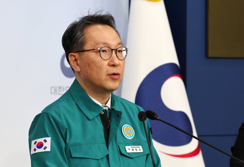 [서울=뉴시스] 배훈식 기자 = 박민수 중앙사고수습본부 부본부장이 21일 오전 서울 종로구 정부서울청사 별관에서 의사 집단행동 중수본 회의 결과 브리핑을 하고 있다. 2024.03.21. dahora83@newsis.com