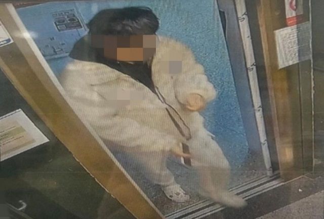 지난해 12월 23일 진주시 충무공동의 한 상가 1층 여자 화장실에서 불법 촬영한 혐의를 받는 용의자 공개수배 전단지 / 연합뉴스TV 갈무리