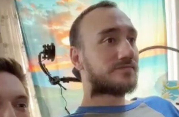 뉴럴링크의 반도체 '텔레파시'를 이식한 첫 번째 환자 놀런드 아르보(29)가 지난 2024년 3월 노트북으로 온라인 체스 게임을 즐기고 있다.뉴스1