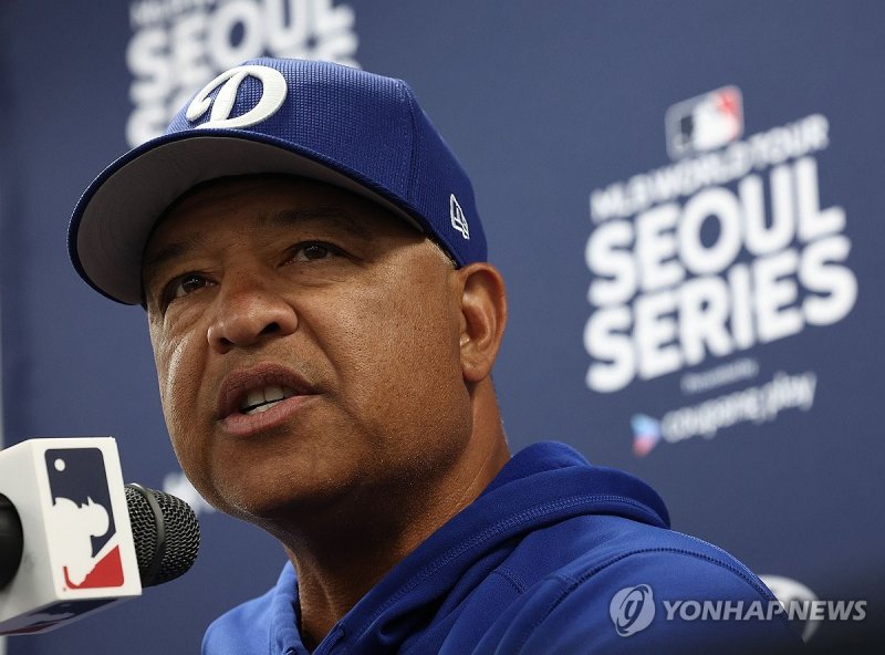 파드리스 2차전 앞두고 기자회견하는 다저스 로버츠 감독 파드리스 2차전 앞두고 기자회견하는 다저스 로버츠 감독 (서울=연합뉴스) 류영석 기자 = 21일 오후 미국프로야구(MLB) 공식 LA다저스 대 샌디에이고 파드리스 2차전 경기를 앞둔 서울 고척 스카이돔에서 로스앤젤레스 다저스 데이브 로버츠 감독이 기자회견을 하고 있다. 2024.3.21 ondol@yna.co.kr (끝)