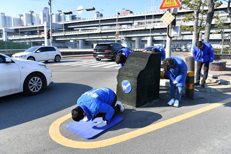 홍순헌 후보, 출근길 '큰절 인사'로 지지 호소