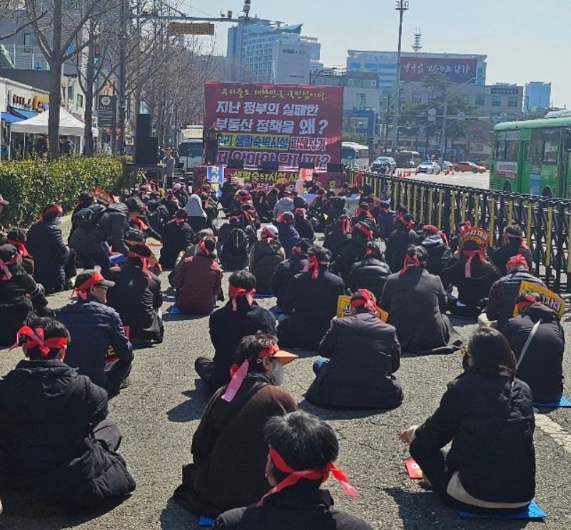 21일 서울 용산구 삼각지역에서 전국레지던스연합회 회원들이 집회를 열고 있다. 전국레지던스연합회 제공