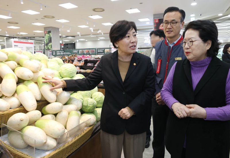 송미령 농림축산식품부 장관(왼쪽)이 21일 롯데마트 서울역점에서 할인 판매하는 채소를 살펴보고 있다. 연합뉴스