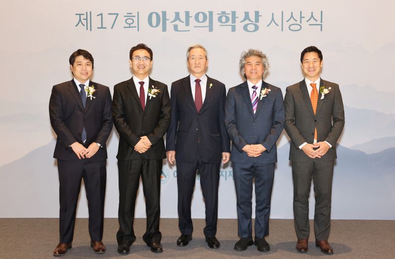 정몽준 아산재단 이사장(왼쪽 세번째)이 21일 서울시 용산구 그랜드하얏트서울에서 열린 제17회 아산의학상 시상식에서 수상자들과 기념촬영을 하고 있다. 아산사회복지재단 제공