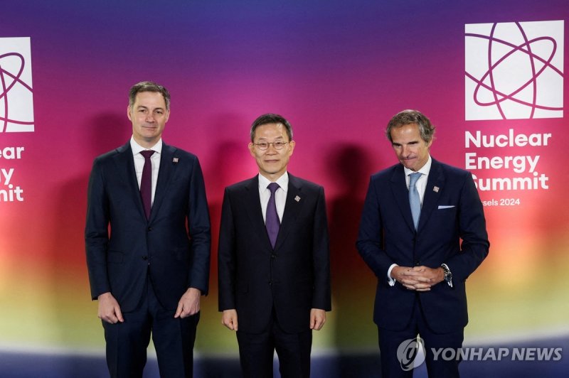 원자력정상회의 참석한 이종호 과기부 장관 Belgium's Prime Minister Alexander De Croo, International Atomic Energy Agency (IAEA) Director General Rafael Mariano Grossi and South Korean Minister of Science Jong-ho Lee attend the IAEA Nuclear Energy Summit in Brussels, Belgium, March 21, 2024. REUTERS/Yves Herman