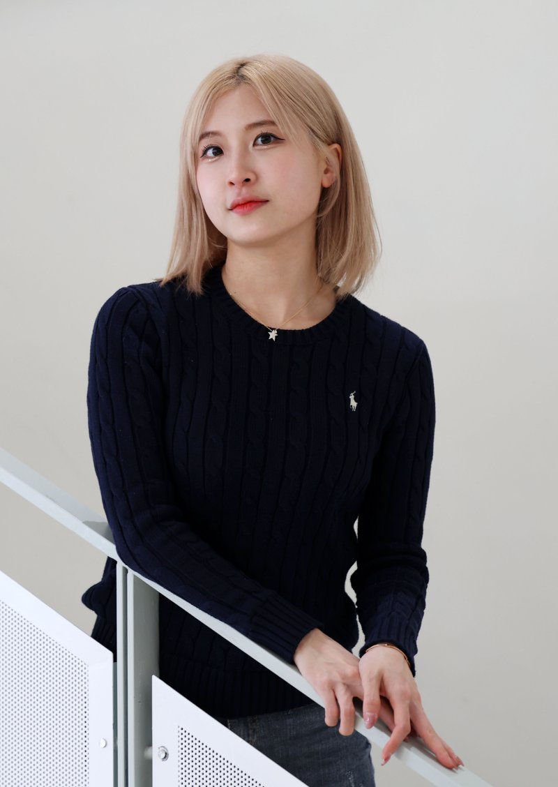 [서울=뉴시스] 홍효식 기자 = BJ 겸 유튜버 양팡이 지난 18일 서울 시내 한 카페에서 뉴시스와 인터뷰에 앞서 포즈를 취하고 있다. 2024.03.22. yesphoto@newsis.com