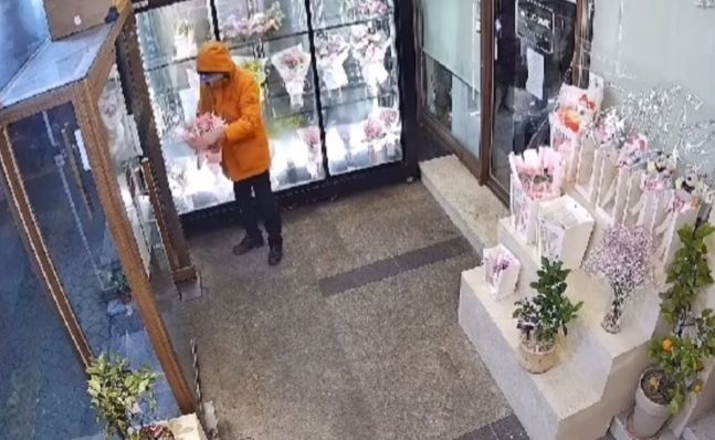 지난 4일 오전 6시 경남 진주시 한 꽃집에서 꽃다발을 들고 나가는 할아버지. 뉴스1