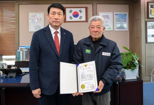 인천 서부경찰서장 감사장을 받은 매립지 작업자 박재근씨(오른쪽)