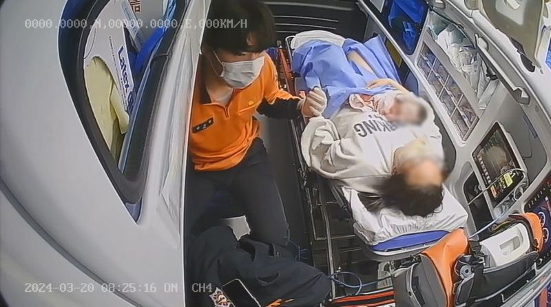 20일 인천 영종도 하늘도시에서 진통을 하는 산모(36)가 119 구급차를 타고 병원으로 가던 중 구급차 안에서 아기를 출산했다. 인천소방본부 제공.