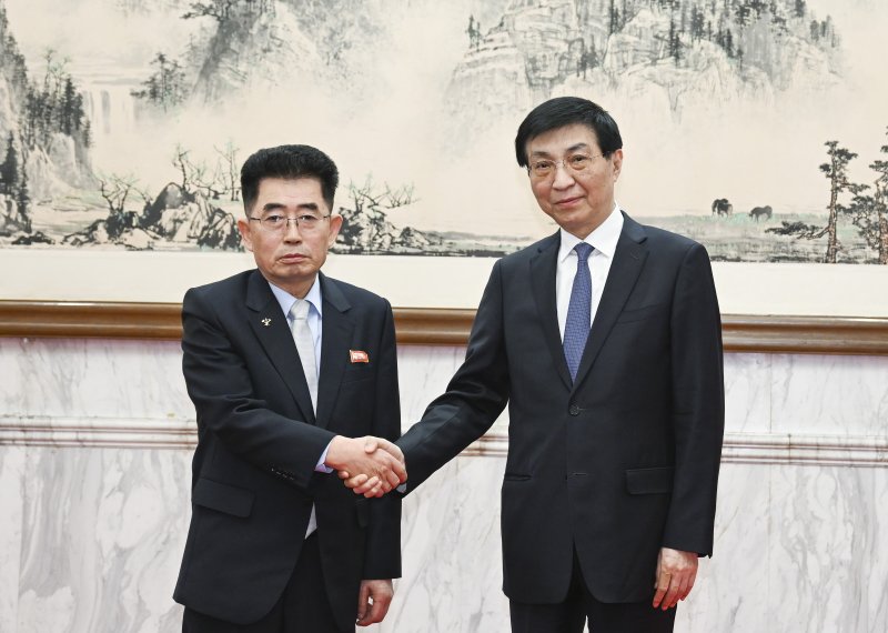 김성남 북한 국제부장이 중국 권력 서열 4위인 왕후닝 중국 인민정치협상회의(정협) 주석(오른쪽)을 21일 베이징에서 만나 환담에 앞서 악수를 나누고 있다. 신화 뉴시스