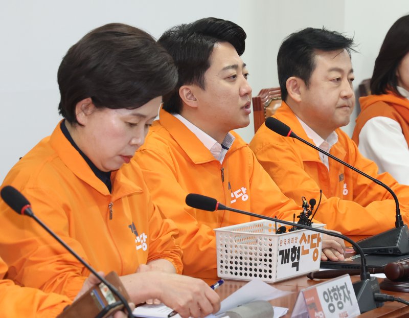 이준석 개혁신당 대표(가운데)가 22일 국회에서 열린 최고위원회의에서 발언하고 있다. 뉴스1