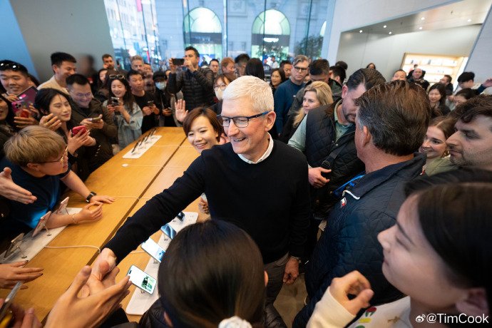 애플 팀 쿡 최고경영자(CEO)가 중국 상하이에 새로 들어서는 애플 매장 개장식에 직접 참석한 가운데 행사 12시간 전부터 매장 앞이 장사진이 펼쳐질 만큼 현지 호응이 뜨거웠다. 팀 쿡이 지난 3월 상하이 애플 매장에서 고객들과 악수하는 모습. 뉴시스