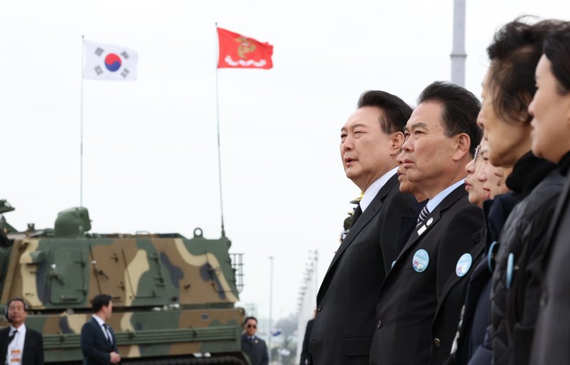 윤석열 대통령이 22일 경기도 평택 소재 해군 제2함대사령부에서 거행된 제9회 서해수호의날 기념식에서 참석자들과 함께 애국가를 부르고 있다. 연합뉴스