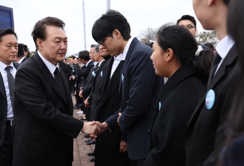 윤석열 대통령이 22일 경기도 평택 소재 해군 제2함대사령부에서 거행된 제9회 서해수호의날 기념식을 마친 뒤 참석자와 인사하고 있다. 연합뉴스