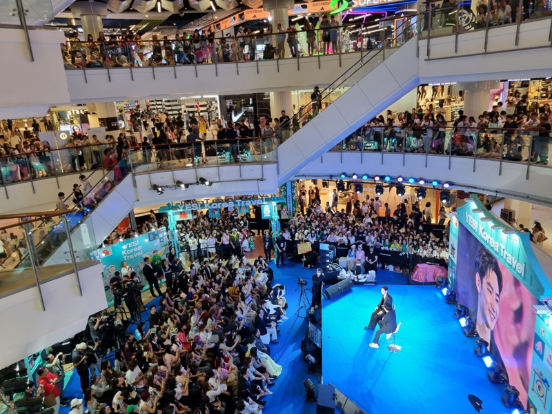 지난 10일 태국 방콕에서 열린 '예스! 코리아 트래블'에서 영화배우 이제훈이 방한 홍보를 위해 토크쇼를 진행하고 있다. 한국관광공사 제공