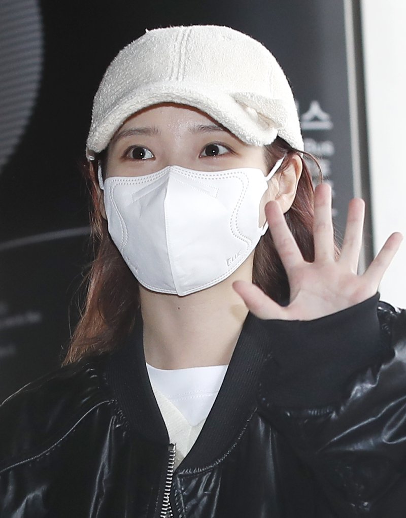가수 아이유가 해외 일정을 위해 22일 김포공항에 도쿄로 출국하기 전 인사를 하고 있다. ⓒ News1 권현진 기자