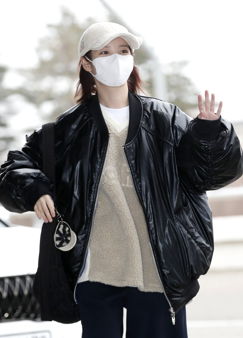 가수 아이유가 해외 일정을 위해 22일 김포공항을 통해 일본으로 출국하고 있다. ⓒ News1 권현진 기자