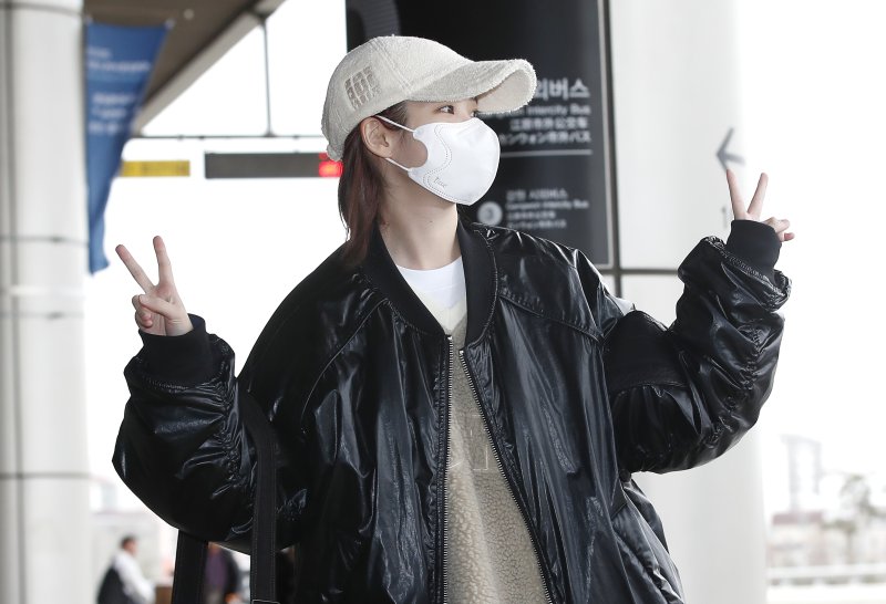 가수 아이유가 해외 일정을 위해 22일 김포공항에 도착해 일본으로 출국하기 전 인사를 하고 있다. ⓒ News1 권현진 기자