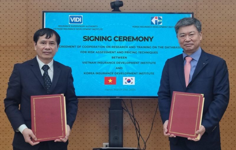 21일 보험개발원 허창언 원장(오른쪽)은 베트남 보험개발원(VIDI)를 방문해 베트남 보험인프라 구축을 위한 업무협약을 체결했다. 보험개발원제공
