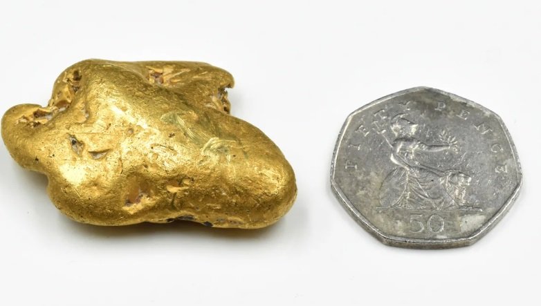 영국의 한 남성이 낡은 금속탐지기로 엄청난 크기의 금덩어리를 찾은 모습. 사진=CNN