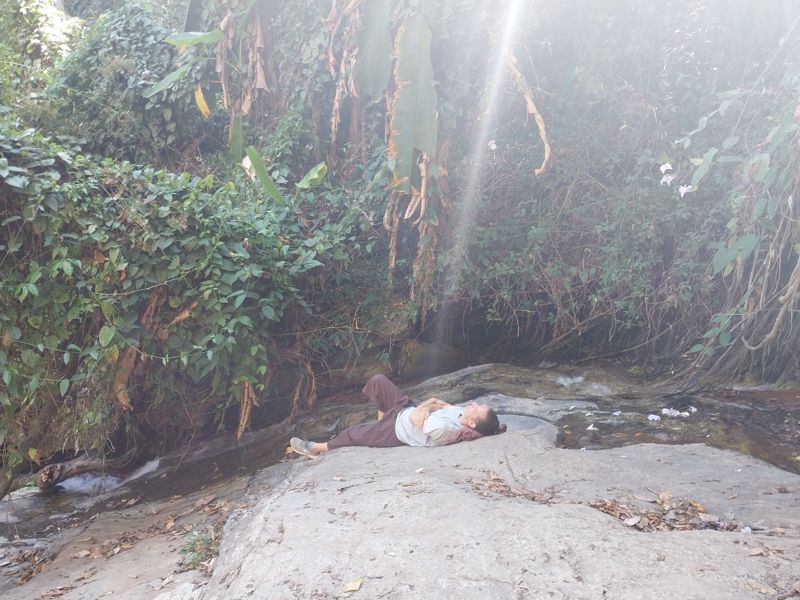 왓 파 랏이 있는 산의 계곡에서 한 관광객이 휴식을 취하고 있다.