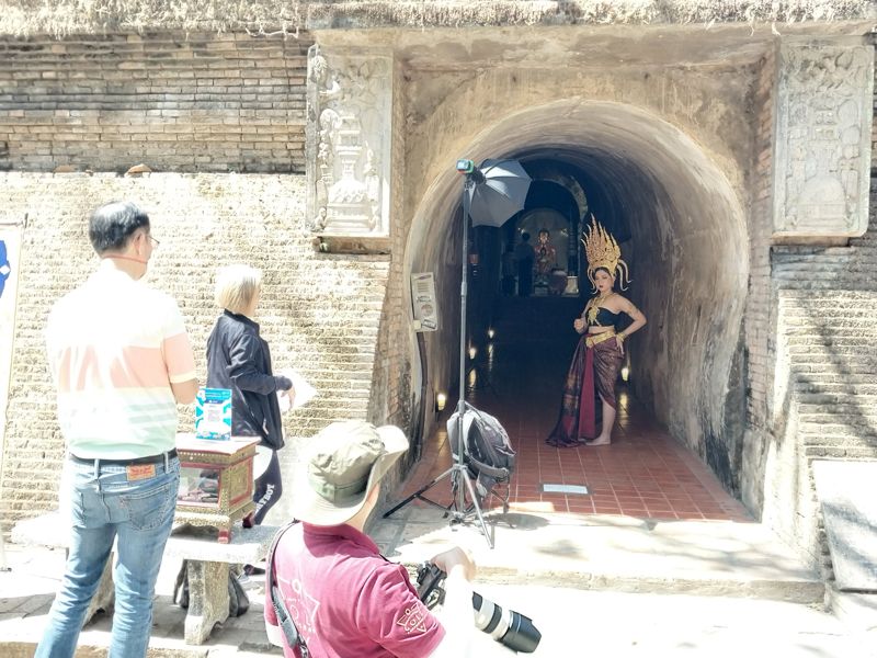 치앙마이 근교 왓 우몽(동굴사원)에서 현지 모델이 촬영을 하고 있다. 사진 이환주 기자.