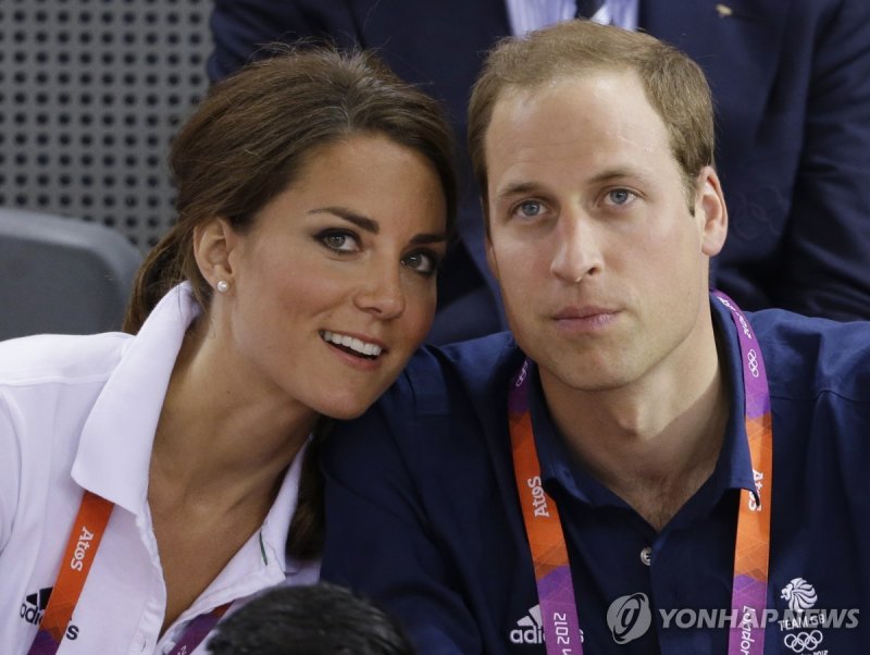 국왕 이어 왕세자빈도 암…영국 왕실 비상, 사생활 보호 안간힘 Prince William, right, and wife Kate, Duke and Duchess of Cambridge, watch track cycling at the velodrome during the 2012 Summer Olympics, Thursday, Aug. 2, 2012, in London. (AP Photo/Matt Rourke, File) FILE PHOTO