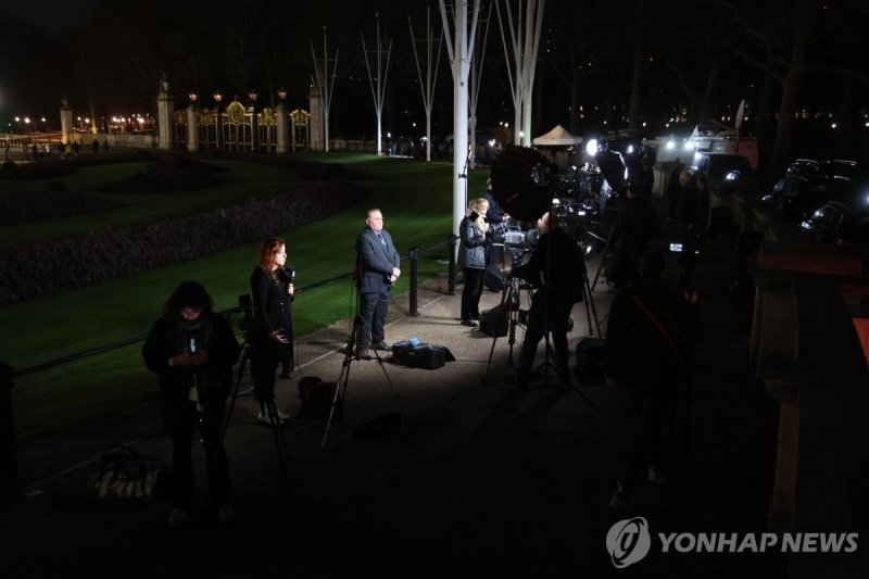 국왕 이어 왕세자빈도 암…영국 왕실 비상, 사생활 보호 안간힘 epa11237261 Media stands outside Buckingham Palace in London, Britain, 22 March 2024. Catherine, Princess of Wales in a statement on 22 March 2024 announced she was undergoing chemotherapy treatment for cancer. EPA/Andy Rain