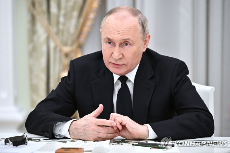 블라디미르 푸틴 러시아 대통령이 지난 19일(현지시간) 모스크바에서 의회의 주요 당파 지도자들과 만나고 있다. 연합뉴스