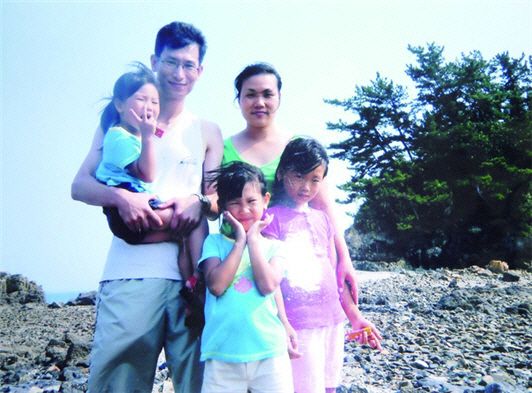 고 김태석 원사가 생전에 세 딸등 가족과 함께 촬영한 기념사진. 당시 6살의 막내딸 김해봄양이 엷은 미소를 띤 아빠 품에 안겨 ‘브이’자를 그려보이고 있다. 국가보훈부 제공