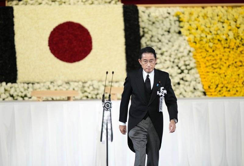 기시다 후미오 일본 총리가 일본 근대사에서 가장 오래 집권한 아베 신조 전 총리의 국장에 참석한 모습. 뉴시스