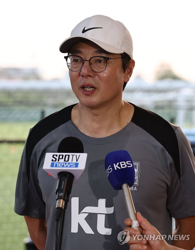 인터뷰하는 황선홍 임시 감독 인터뷰하는 황선홍 임시 감독 (방콕=연합뉴스) 김인철 기자 = 황선홍 한국축구대표팀 임시 감독이 23일 태국 방콕 윈드밀 풋볼클럽에서 2026 북중미 월드컵 아시아 지역 2차 예선 C조 4차전 태국과의 경기를 앞두고 열린 훈련에 앞서 취재진 질문에 답하고 있다. 2024.3.23 yatoya@yna.co.kr (끝)