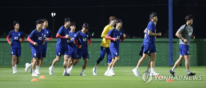 회복 훈련하는 한국 축구대표팀 회복 훈련하는 한국 축구대표팀 (방콕=연합뉴스) 김인철 기자 = 23일 태국 방콕 윈드밀 풋볼클럽에서 태국과 2026 북중미 월드컵 아시아 지역 2차 예선 C조 4차전 경기를 앞둔 한국 축구대표팀의 손흥민과 선수들이 회복훈련을 하고 있다. 2024.3.23 yatoya@yna.co.kr (끝)