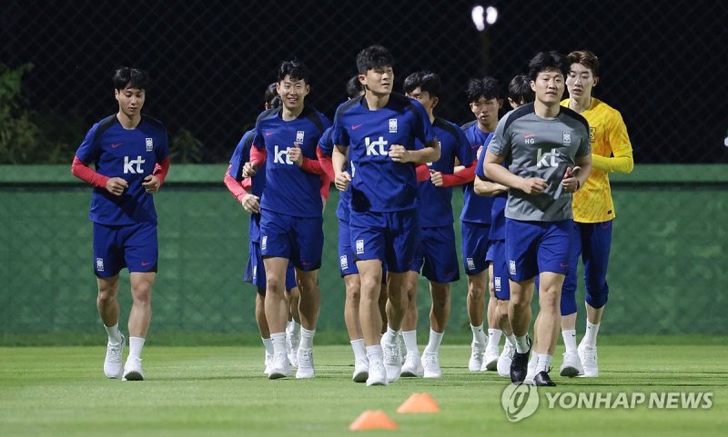 회복 훈련하는 한국 축구대표팀 회복 훈련하는 한국 축구대표팀 (방콕=연합뉴스) 김인철 기자 = 23일 태국 방콕 윈드밀 풋볼클럽에서 태국과 2026 북중미 월드컵 아시아 지역 2차 예선 C조 4차전 경기를 앞둔 한국 축구대표팀의 손흥민과 선수들이 회복훈련을 하고 있다. 2024.3.23 yatoya@yna.co.kr (끝)
