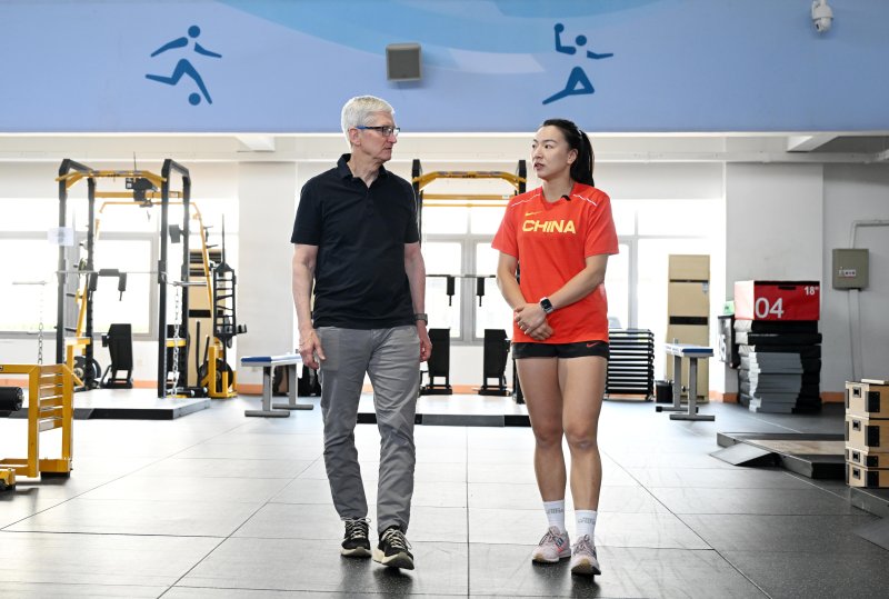 중국을 방문중인 팀 쿡 애플 최고경영자(CEO)가 지난 23일 중국 베이징에서 중국 여자 럭비 선수와 이야기를 나누고 있다. 신화연합뉴스