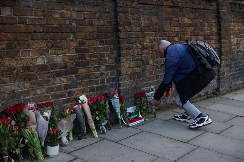 러시아 모스크바 외곽 공연장 테러 사망자 수가 최소 133명으로 늘어난 가운데 각국에서 희생자들을 애도하는 추모 물결이 이어지고 있다. 23일(현지시간) 영국 런던의 러시아 대사관 담장 앞에서 시민들이 헌화하고 있다. 로이터뉴스1