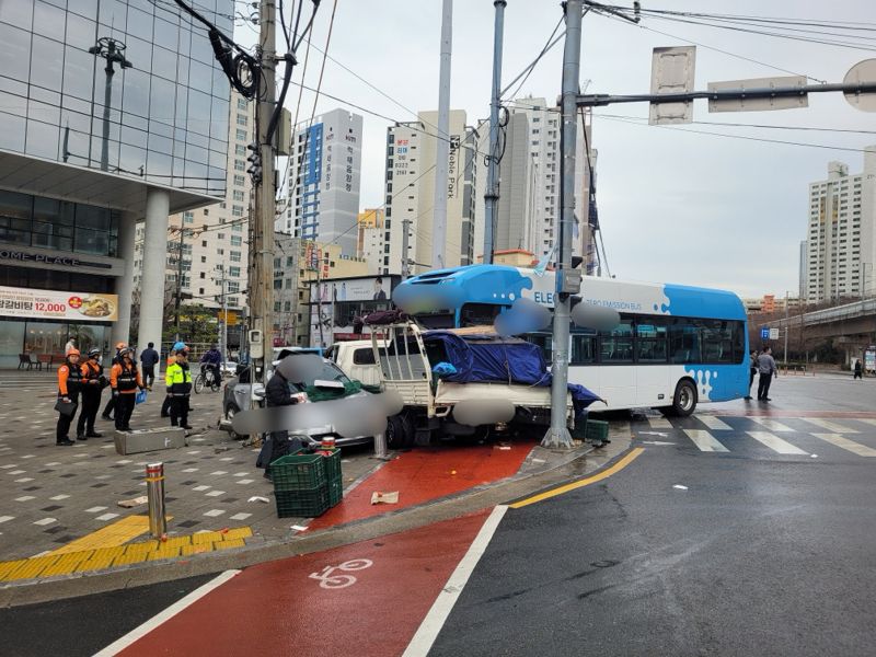 24일 오전 양정동 한 도로에서 시내버스가 택시 등을 들이받는 사고가 발생했다. 부산경찰청 제공