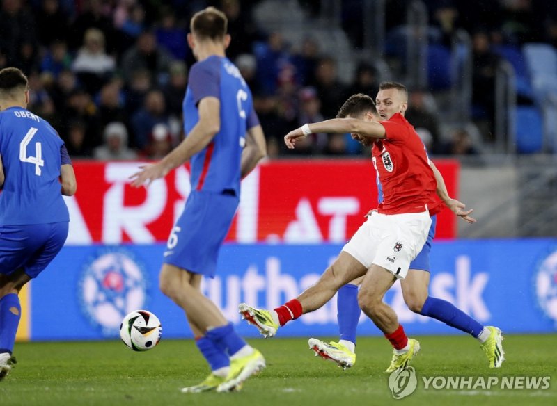 바움가르트너의 골 장면 Soccer Football - International Friendly - Slovakia v Austria - Tehelne pole, Bratislava, Slovakia - March 23, 2024 Austria's Christoph Baumgartner scores their first goal REUTERS/David W Cerny