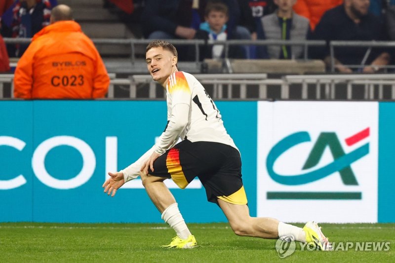골 넣고 기뻐하는 독일의 플로리안 비르츠 epaselect epa11239807 Florian Wirtz of Germany celebrates after scoring the 0-1 lead goal during the friendly international soccer match between France and Germany, in Decines-Charpieu, near Lyon, France, 23 March 2024. EPA/MOHAMMED BADRA
