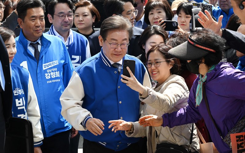 이재명 더불어민주당 대표가 24일 서울 강남구 수서역 인근을 방문해 시민들과 사진을 찍고 있다. (공동취재)
