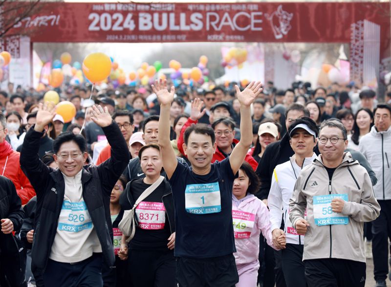 23일 서울 여의도에서 열린 제15회 금융투자인 마라톤 대회(2024 Bulls Race)에서 정은보 한국거래소 이사장(가운데)과 5km 레이스 참가자들이 힘차게 출발하고 있다. 한국거래소 제공