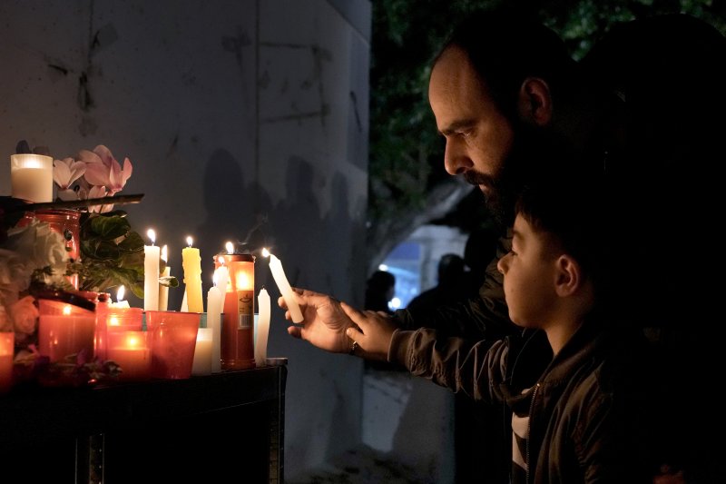 23일(현지시간) 레바논 베이루트의 러시아대사관 밖에서 시민들이 지난 22일 러시아 모스크바에서 발생한 공연장 총격과 방화 테러 희생자들을 추모하기 위해 촛불을 켜고 있다. AP연합뉴스