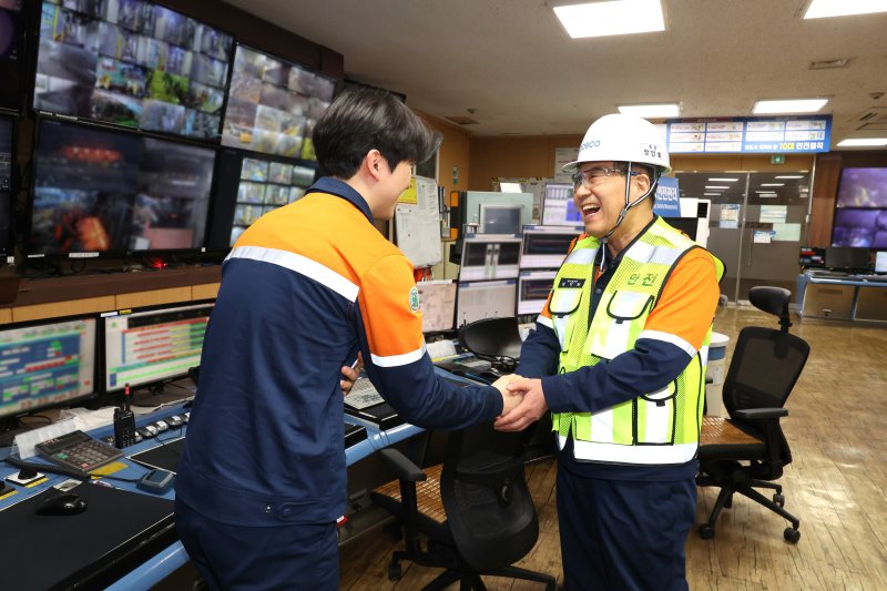 장인화 포스코그룹 회장(오른쪽)이 지난 22일 경북 포항제철소 2열연공장을 방문해 현장직원을 격려하고 있다. 포스코 제공