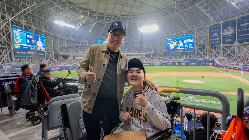 지난 21일 강한승 쿠팡 대표(왼쪽)가 위시데이 행사를 통해 '쿠팡플레이와 함께 하는 MLB 월드투어 서울 시리즈 2024' 오프닝 경기를 관람하러 고척스카이돔을 찾은 난치병 투병 어린이와 인사를 나누고 있다.