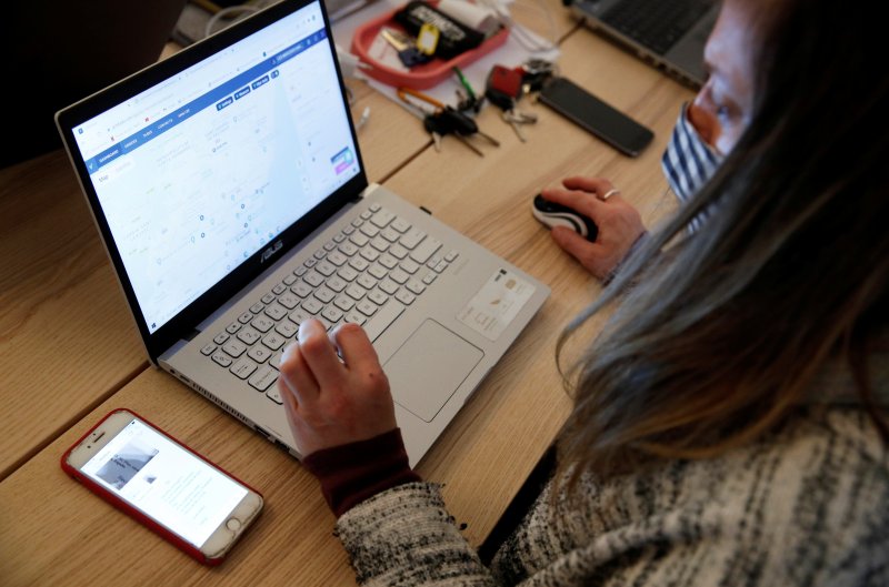 스페인 바르셀로나에서 한 여성이 노트북으로 재택근무를 하고 있다. 로이터 뉴스1