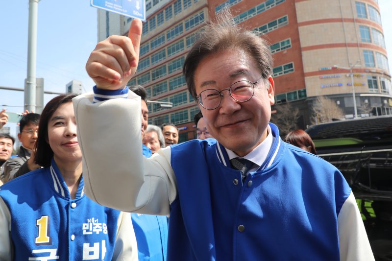 이재명 더불어민주당 대표가 24일 오후 서울 강남구 수서역 인근을 방문해 시민들에게 인사를 하고 있다. (공동취재) / 뉴시스