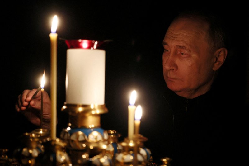 러시아의 블라디미르 푸틴 대통령이 24일(현지시간) 수도 모스크바 인근 대통령 관저에서 22일 콘서트장 테러 희생자를 추모하며 초에 불을 붙이고 있다.로이터뉴스1