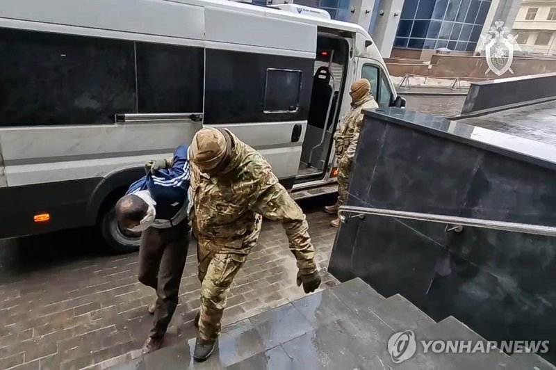 러시아 수사기관으로 압송되는 모스크바 총격·방화 테러 용의자 / 연합뉴스