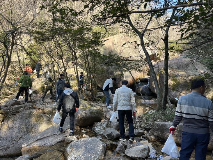 [영암=뉴시스] 국립공원공단 월출산국립공원사무소가 지난 18일 세계 물의 날을 맞아 경포대계곡 일대에서 환경정화 활동을 펼치고 있는 모습. (사진=월출산국립공원사무소 제공) 2024.03.18. photo@newsis.com *재판매 및 DB 금지 /사진=뉴시스